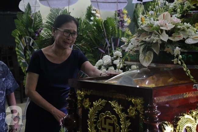 Nhìn nghệ sĩ Lê Bình vẫn đội chiếc mũ quen thuộc lúc nhập quan, nhiều người xúc động rơi nước mắt - Ảnh 24. Nhìn nghệ sĩ Lê Bình vẫn đội chiếc mũ quen thuộc lúc nhập quan, nhiều người xúc động rơi nước mắt - Ảnh 24.