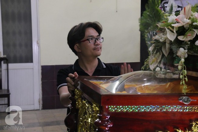 Nhìn nghệ sĩ Lê Bình vẫn đội chiếc mũ quen thuộc lúc nhập quan, nhiều người xúc động rơi nước mắt - Ảnh 29. Nhìn nghệ sĩ Lê Bình vẫn đội chiếc mũ quen thuộc lúc nhập quan, nhiều người xúc động rơi nước mắt - Ảnh 29.