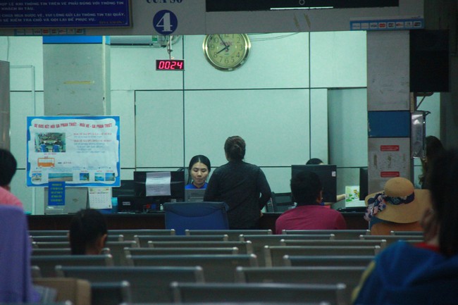 Người dân trở về TP.HCM sau nghỉ lễ: Cửa ngõ phía Tây kẹt cứng, ga tàu, sân bay lại đìu hiu, vắng vẻ - Ảnh 8. Người dân trở về TP.HCM sau nghỉ lễ: Cửa ngõ phía Tây kẹt cứng, ga tàu, sân bay lại đìu hiu, vắng vẻ - Ảnh 8.