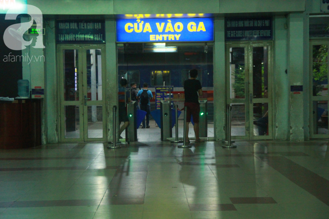 Người dân trở về TP.HCM sau nghỉ lễ: Cửa ngõ phía Tây kẹt cứng, ga tàu, sân bay lại đìu hiu, vắng vẻ - Ảnh 5. Người dân trở về TP.HCM sau nghỉ lễ: Cửa ngõ phía Tây kẹt cứng, ga tàu, sân bay lại đìu hiu, vắng vẻ - Ảnh 5.