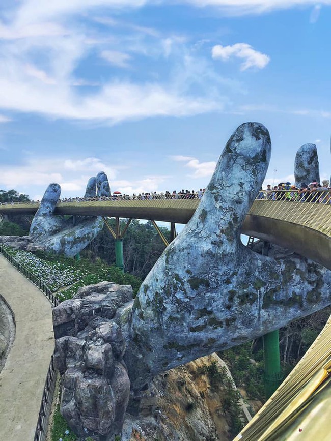 Ngày cuối của kì nghỉ lễ, du khách vẫn toát mồ hôi hột vì chen chúc check-in Cầu Vàng Đà Nẵng - Ảnh 2. Ngày cuối của kì nghỉ lễ, du khách vẫn toát mồ hôi hột vì chen chúc check-in Cầu Vàng Đà Nẵng - Ảnh 2.