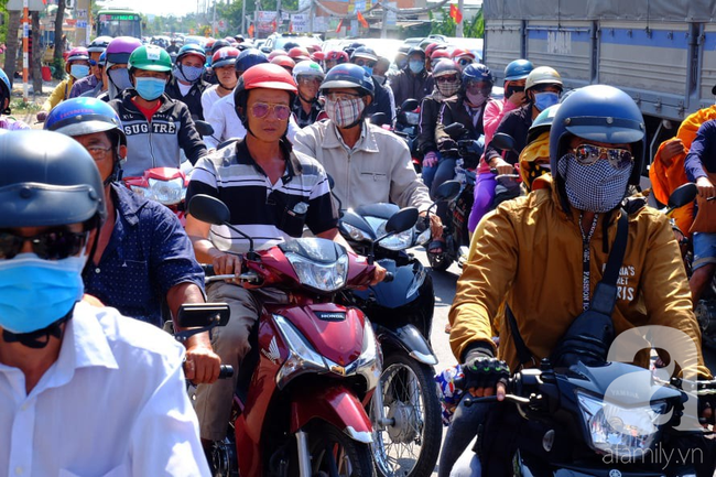 Bình Dương: Bố mẹ ẵm con, tay xách nách mang trở lại thành phố làm việc giữa trời nắng gắt, trẻ con ngủ gục trên xe - Ảnh 11.