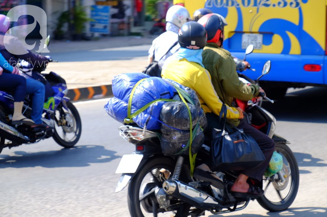 Bình Dương: Bố mẹ ẵm con, tay xách nách mang trở lại thành phố làm việc giữa trời nắng gắt, trẻ con ngủ gục trên xe - Ảnh 13.