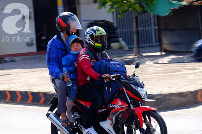 Bình Dương: Bố mẹ ẵm con, tay xách nách mang trở lại thành phố làm việc giữa trời nắng gắt, trẻ con ngủ gục trên xe - Ảnh 6.