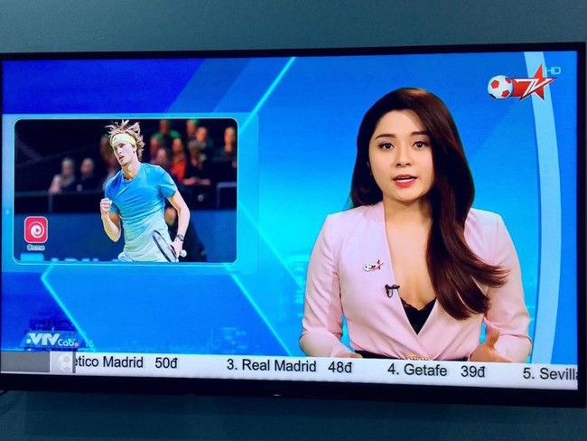 Sau sự cố lộ nội y trên sóng truyền hình, BTV Diệu Linh khéo léo dùng sticker che ngực khi chụp chung với Chí Nhân - Ảnh 1.