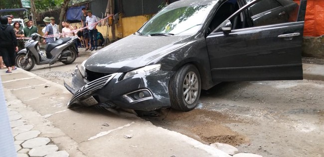 Hà Nội: Nữ tài xế lái Camry lùi xe, nghi đạp nhầm chân ga khiến một phụ nữ tử vong thương tâm - Ảnh 4.