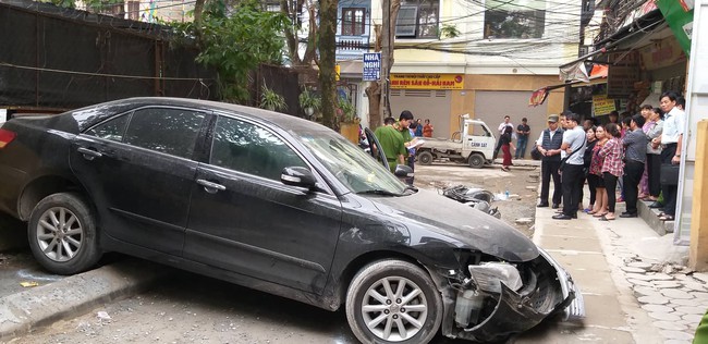 Hà Nội: Nữ tài xế lái Camry lùi xe, nghi đạp nhầm chân ga khiến một phụ nữ tử vong thương tâm - Ảnh 3.