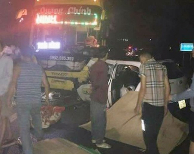 Quảng Ninh: Xe khách va chạm kinh hoàng với taxi, 3 người chết, 2 người bị thương nặng - Ảnh 1.