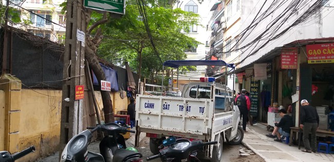 Hà Nội: Nữ tài xế lái Camry lùi xe, nghi đạp nhầm chân ga khiến một phụ nữ tử vong thương tâm - Ảnh 6.