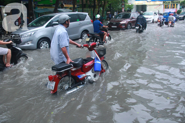 Khu nhà giàu Thảo Điền ngập như sông, người lớn hì hục đẩy xe chết máy, trẻ nhỏ ướt sũng sau giờ tan học - Ảnh 9.