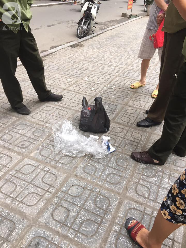 Túi rác bị ném từ tầng 36 chung cư HH Linh Đàm xuống sân, bé trai 4 tuổi thoát nạn trong gang tấc - Ảnh 1.