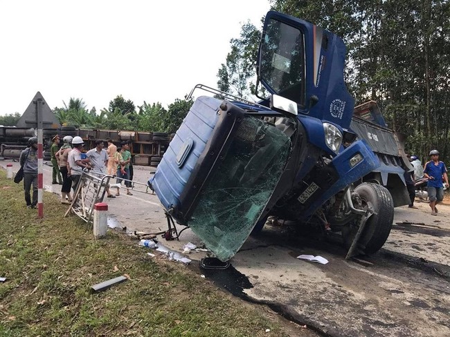 4 xe nát bươm sau khi đâm nhau liên hoàn, đường tránh Nam Hải Vân tê liệt nhiều giờ - Ảnh 3.