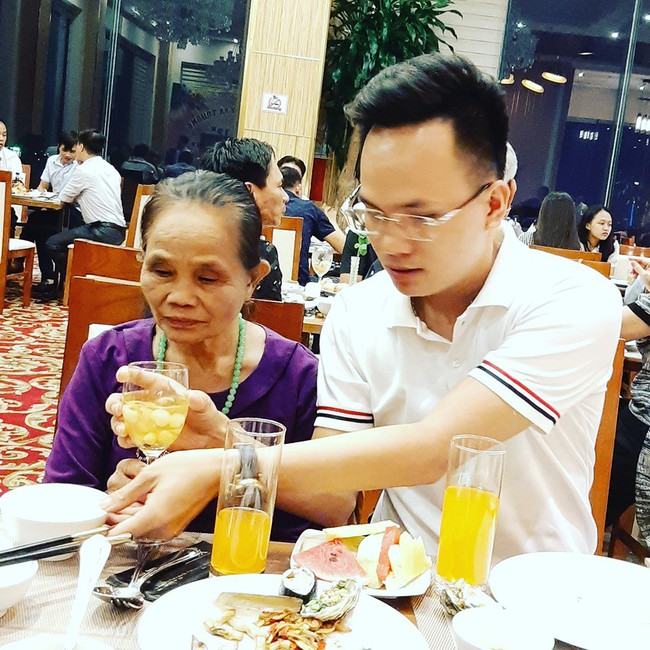 Lần đầu đưa mẹ đi ăn buffet - món quà cảm động của chàng trai 29 tuổi dành tặng mẹ 71 tuổi khiến bao người rưng rưng - Ảnh 5.