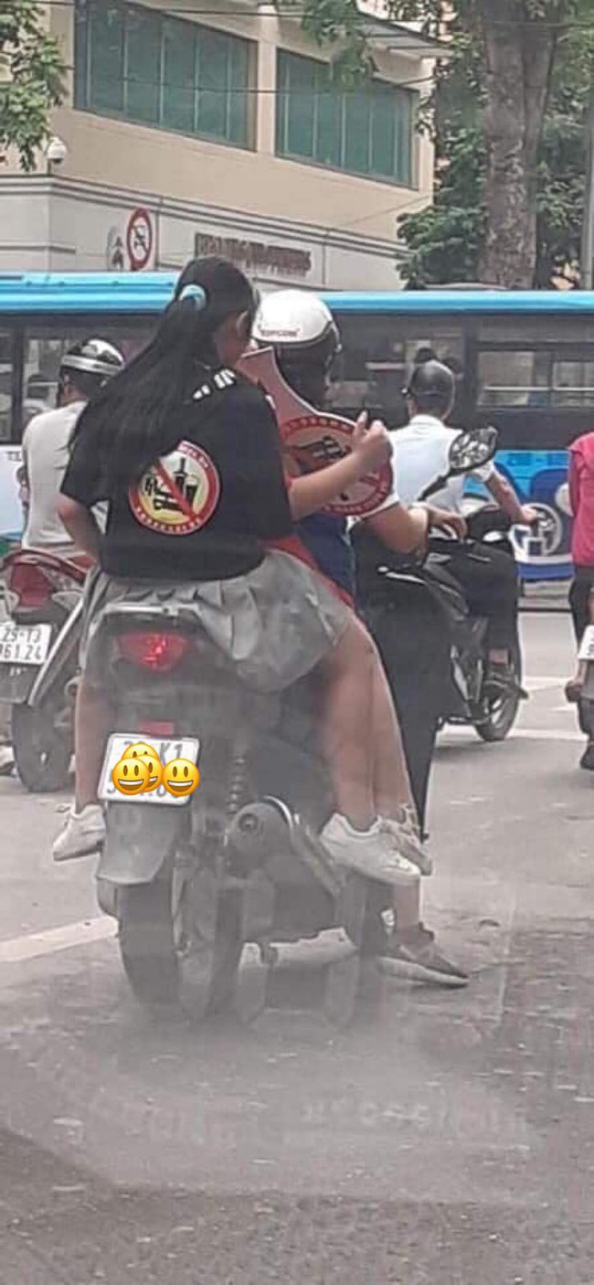 Clip: Mẹ dán logo “đã uống rượu bia, không lái xe” rồi chở con gái đầu trần vượt đèn đỏ trên đường phố Hà Nội khiến nhiều người bức xúc - Ảnh 3.