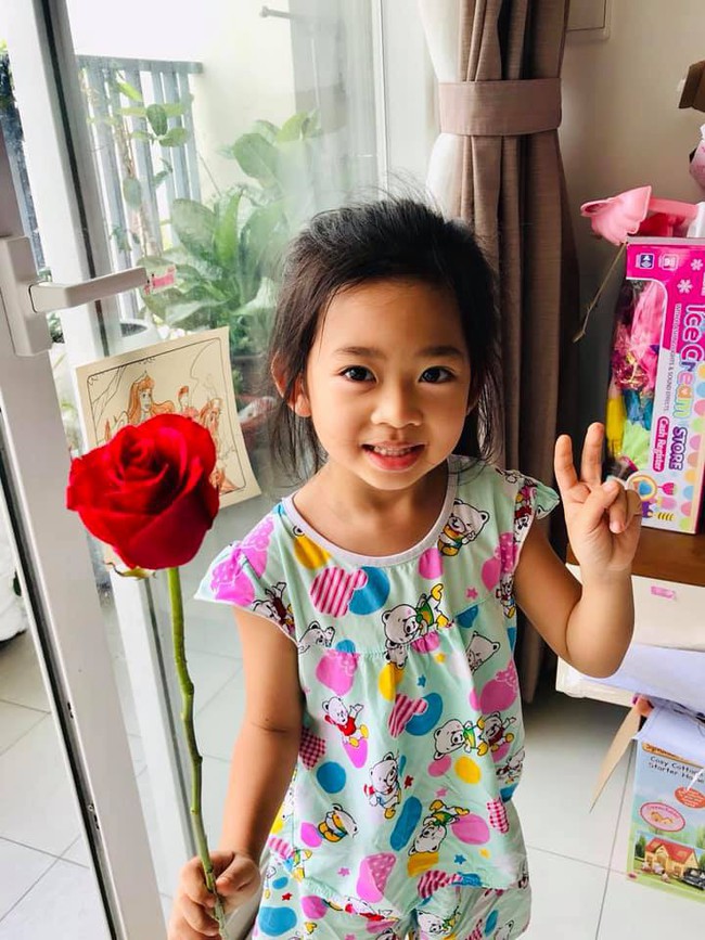 Mai Phương hạnh phúc khoe con gái 5 tuổi đã cực tâm lý, biết tặng hoa trong Ngày của mẹ - Ảnh 1.