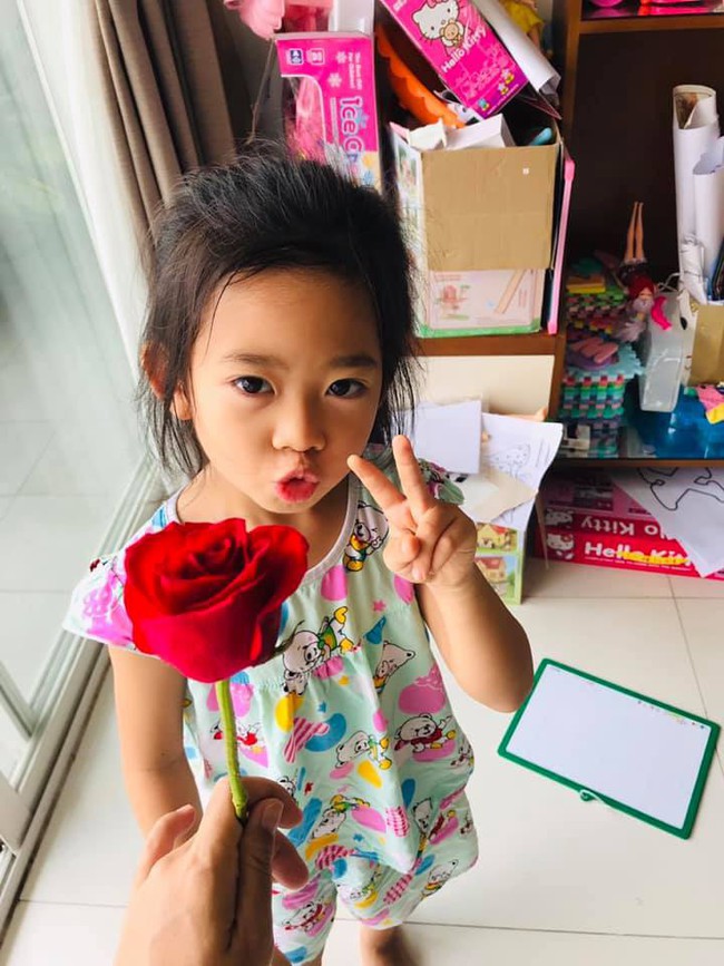 Mai Phương hạnh phúc khoe con gái 5 tuổi đã cực tâm lý, biết tặng hoa trong Ngày của mẹ - Ảnh 2.