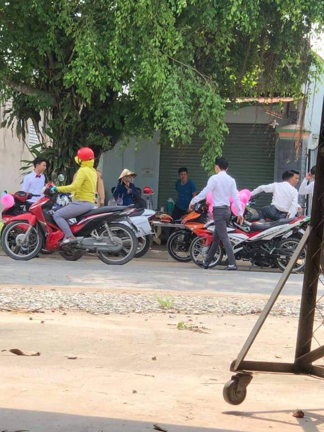 Lập đoàn rước dâu bằng xe máy bóng bay hồng cho ấn tượng, giữa đường chú rể méo xệch mặt vì bị CSGT bắt - Ảnh 1.