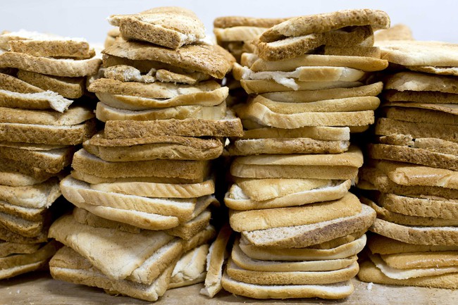Mua bánh mì về làm món ăn trưa cho con, bà mẹ cười ra nước mắt với cú lừa ngoạn mục, ăn không được, nuốt không trôi mà bỏ thì phí - Ảnh 4. Mua bánh mì về làm món ăn trưa cho con, bà mẹ cười ra nước mắt với cú lừa ngoạn mục, ăn không được, nuốt không trôi mà bỏ thì phí - Ảnh 4.