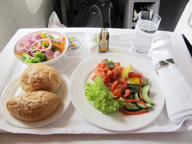 Từ trường hợp em bé bị bỏng vì ăn mì trên máy bay, lưu ý các món tuyệt đối không ăn khi cho trẻ đi du lịch - Ảnh 9.