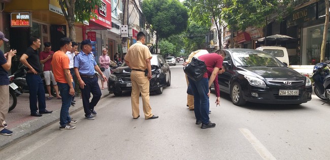 Hà Nội: Ô tô mất lái tông trúng mẹ chở con đi học khiến cả 2 nhập viện cấp cứu - Ảnh 6.