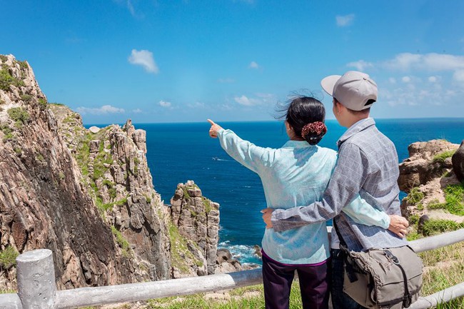 Chàng trai dành cả thanh xuân đưa mẹ đi du lịch và kỷ niệm đáng nhớ khi tới mảnh đất hoa vàng trên cỏ xanh - Ảnh 4.