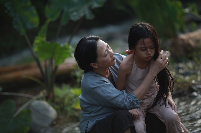 Hé lộ cảnh tắm suối của các diễn viên nhí trong phim nhiều cảnh nóng của Maya - Ảnh 6. Hé lộ cảnh tắm suối của các diễn viên nhí trong phim nhiều cảnh nóng của Maya - Ảnh 6.