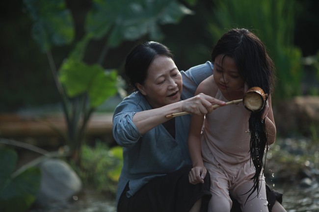 Hé lộ cảnh tắm suối của các diễn viên nhí trong phim nhiều cảnh nóng của Maya - Ảnh 7. Hé lộ cảnh tắm suối của các diễn viên nhí trong phim nhiều cảnh nóng của Maya - Ảnh 7.