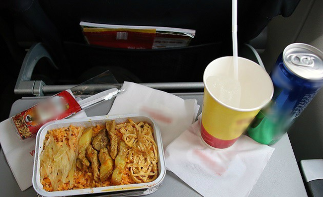 Từ trường hợp em bé bị bỏng vì ăn mì trên máy bay, lưu ý các món tuyệt đối không ăn khi cho trẻ đi du lịch - Ảnh 11.