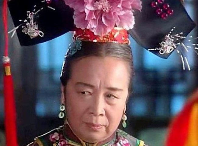 Clip “Dung Ma Ma” từ chối ngồi ghế của trẻ con trên xe buýt đang gây sốt MXH, ai cũng thốt lên: “Nghệ sĩ đức tài song toàn đây rồi” - Ảnh 5. Clip “Dung Ma Ma” từ chối ngồi ghế của trẻ con trên xe buýt đang gây sốt MXH, ai cũng thốt lên: “Nghệ sĩ đức tài song toàn đây rồi” - Ảnh 5.