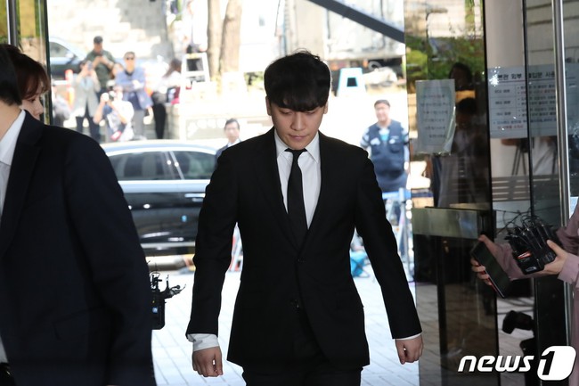 Seungri cuối cùng đã có mặt tại tòa để chờ lệnh bắt: Vẫn bình tĩnh dù cảnh sát xác nhận giữ bằng chứng mua dâm - Ảnh 2.