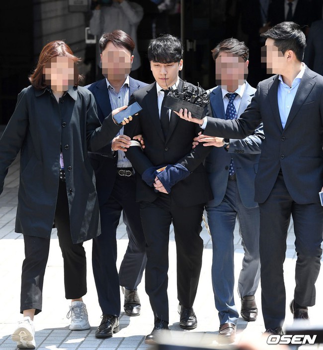 NÓNG: Seungri chính thức bị còng tay và trói chặt bằng dây thừng, chồng nữ diễn viên Park Han Byul lộ mặt - Ảnh 2.