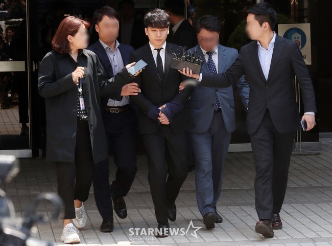NÓNG: Seungri chính thức bị còng tay và trói chặt bằng dây thừng, chồng nữ diễn viên Park Han Byul lộ mặt - Ảnh 3.