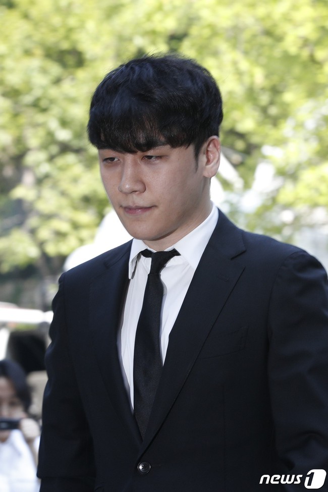 Seungri cuối cùng đã có mặt tại tòa để chờ lệnh bắt: Vẫn bình tĩnh dù cảnh sát xác nhận giữ bằng chứng mua dâm - Ảnh 8.
