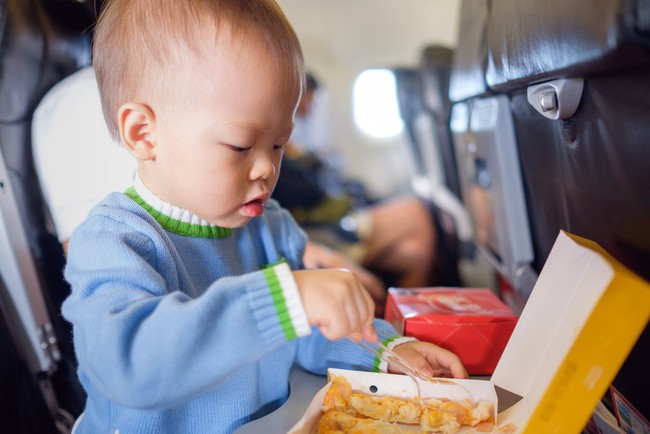 Từ trường hợp em bé bị bỏng vì ăn mì trên máy bay, lưu ý các món tuyệt đối không ăn khi cho trẻ đi du lịch - Ảnh 3.