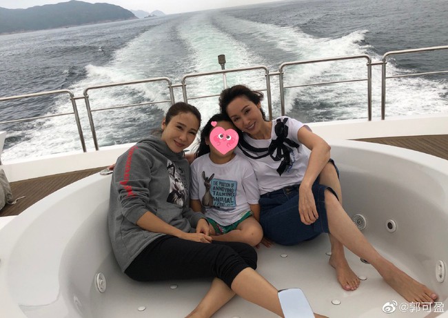 Đẳng cấp nghỉ lễ của con nhà giàu: Hoa đán TVB Quách Khả Doanh du lịch bằng du thuyền sang trọng cùng gia đình Lê Tư - Ảnh 1.