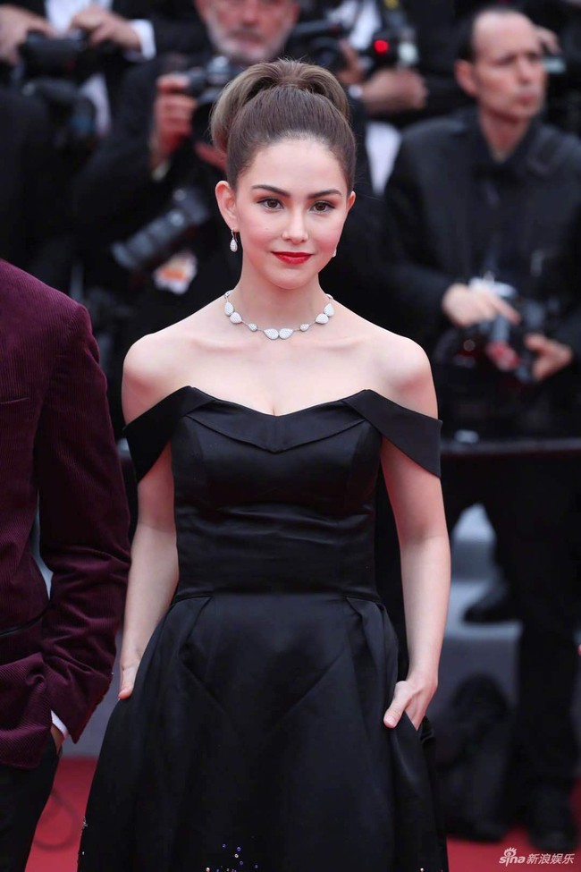 Đệ nhất cuồng vợ Châu Kiệt Luân: Côn Lăng lộng lẫy trên thảm đỏ Cannes, chồng cải trang hòa vào đám đông fan hâm mộ  - Ảnh 1.