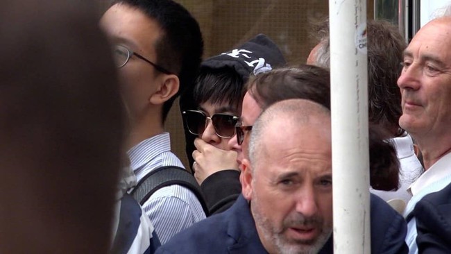 Đệ nhất cuồng vợ Châu Kiệt Luân: Côn Lăng lộng lẫy trên thảm đỏ Cannes, chồng cải trang hòa vào đám đông fan hâm mộ  - Ảnh 6.