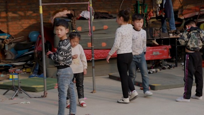 Những đứa trẻ kiếm sống bằng nghề nhào lộn ở Trung Quốc: Không gia đình, không được đến trường nhưng không thôi hy vọng  - Ảnh 5.