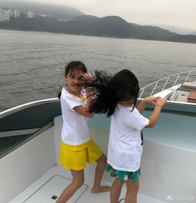 Đẳng cấp nghỉ lễ của con nhà giàu: Hoa đán TVB Quách Khả Doanh du lịch bằng du thuyền sang trọng cùng gia đình Lê Tư - Ảnh 3.