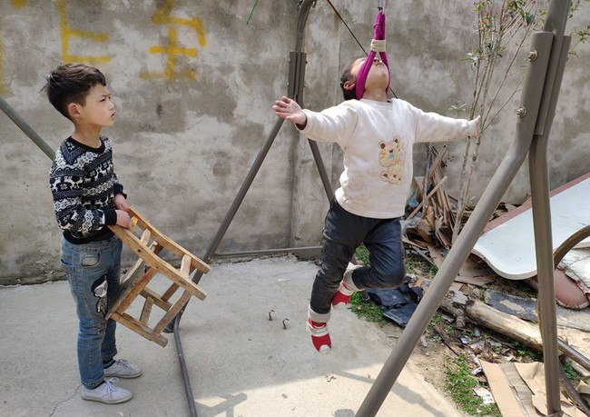Những đứa trẻ kiếm sống bằng nghề nhào lộn ở Trung Quốc: Không gia đình, không được đến trường nhưng không thôi hy vọng  - Ảnh 11.