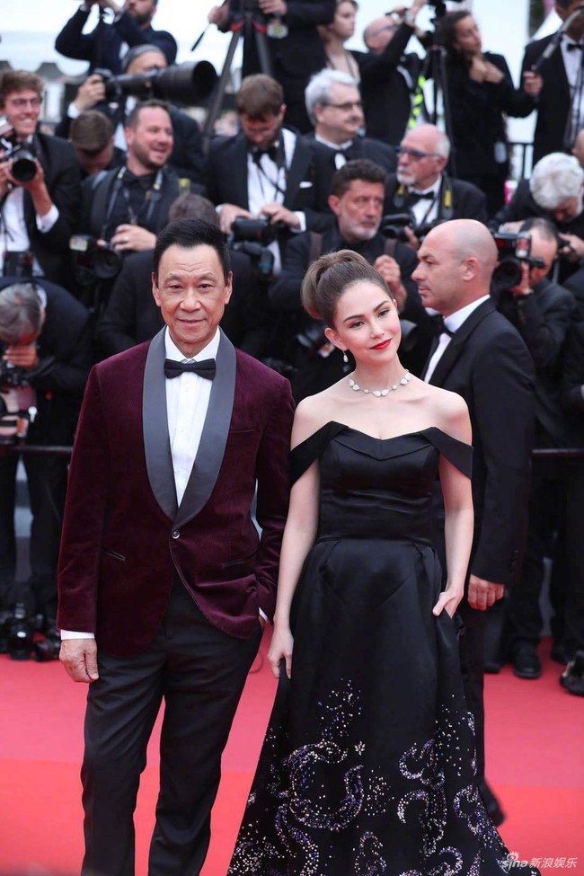 Đệ nhất cuồng vợ Châu Kiệt Luân: Côn Lăng lộng lẫy trên thảm đỏ Cannes, chồng cải trang hòa vào đám đông fan hâm mộ  - Ảnh 2.