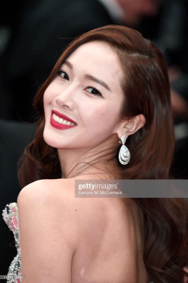 Thất vọng với gương mặt bóng dầu, cứng đờ thiếu tự nhiên của nữ hoàng băng giá Jessica Jung trên thảm đỏ Cannes - Ảnh 4. Thất vọng với gương mặt bóng dầu, cứng đờ thiếu tự nhiên của nữ hoàng băng giá Jessica Jung trên thảm đỏ Cannes - Ảnh 4.