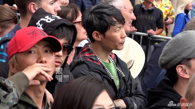 Đệ nhất cuồng vợ Châu Kiệt Luân: Côn Lăng lộng lẫy trên thảm đỏ Cannes, chồng cải trang hòa vào đám đông fan hâm mộ  - Ảnh 4.