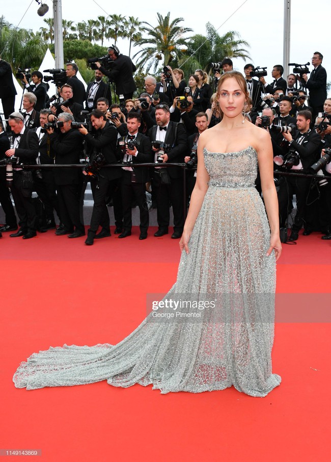 Ngay ngày khai mạc LHP Cannes 2019 đã có một người đẹp vô danh lộ nguyên cả bàn tọa trước bàn dân thiên hạ  - Ảnh 1.