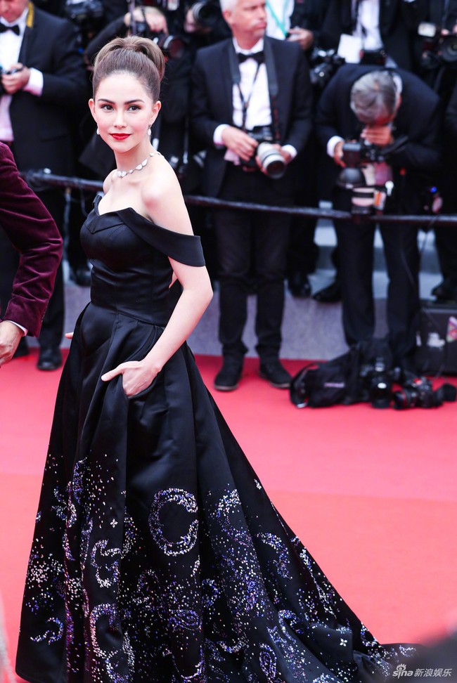 Ham váy vóc tùng xòe, Jessica suýt ngã và phải nhờ 2 người nâng váy tại thảm đỏ Cannes 2019 - Ảnh 6.