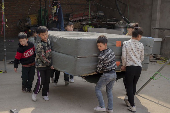 Những đứa trẻ kiếm sống bằng nghề nhào lộn ở Trung Quốc: Không gia đình, không được đến trường nhưng không thôi hy vọng  - Ảnh 3.