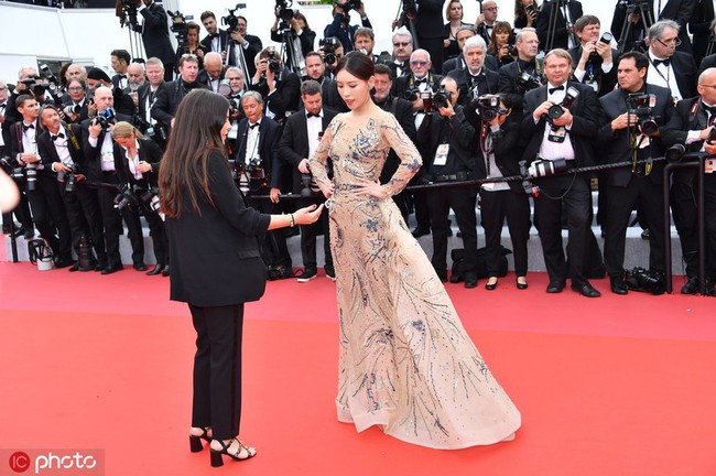 Bị đuổi khỏi thảm đỏ Cannes, cung nữ của Cao Quý Phi trong Diên Hi Công Lược vẫn chây lì tạo dáng - Ảnh 1.