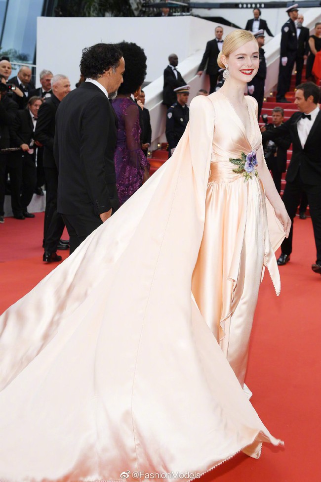 Thảm đỏ Cannes 2019: Selena khoe vòng 1 khủng, chân dài Thái Lan lại nổi bần bật nhờ váy lạ - Ảnh 6.