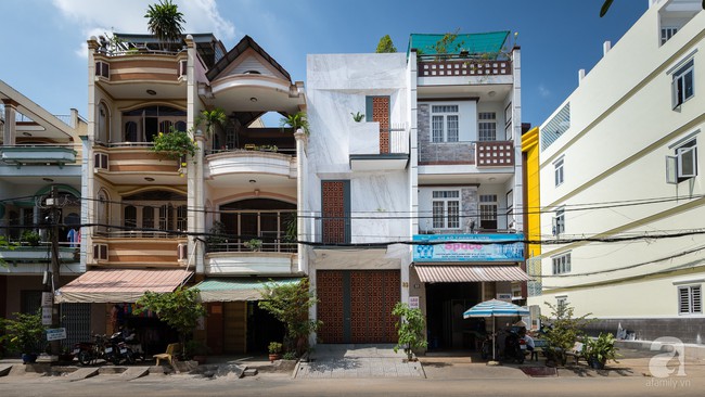 Nhà phố Sài Gòn ngập tràn bóng nắng nhờ khéo thiết kế gạch hóa gió tạo điểm nhấn kiến trúc - Ảnh 3.