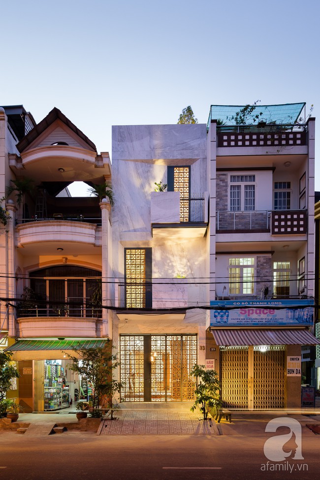 Nhà phố Sài Gòn ngập tràn bóng nắng nhờ khéo thiết kế gạch hóa gió tạo điểm nhấn kiến trúc - Ảnh 2.